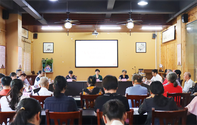 图为座谈会现场